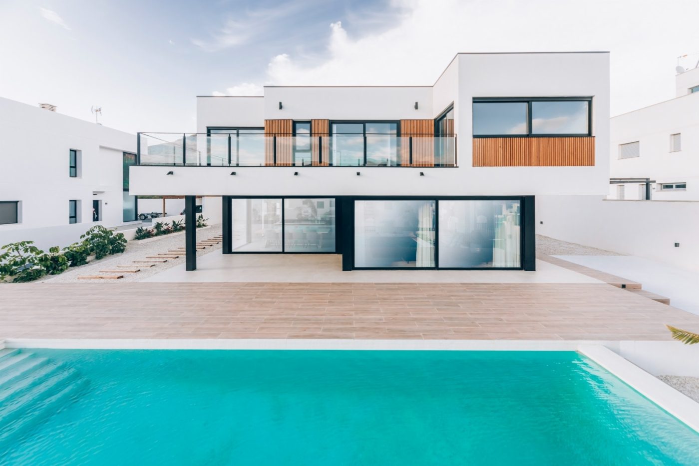 Vivienda unifamiliar de 140 m² construida en dos plantas, con un diseño minimalista y elegante. Ubicada en la costa de Adeje, en la isla de 
