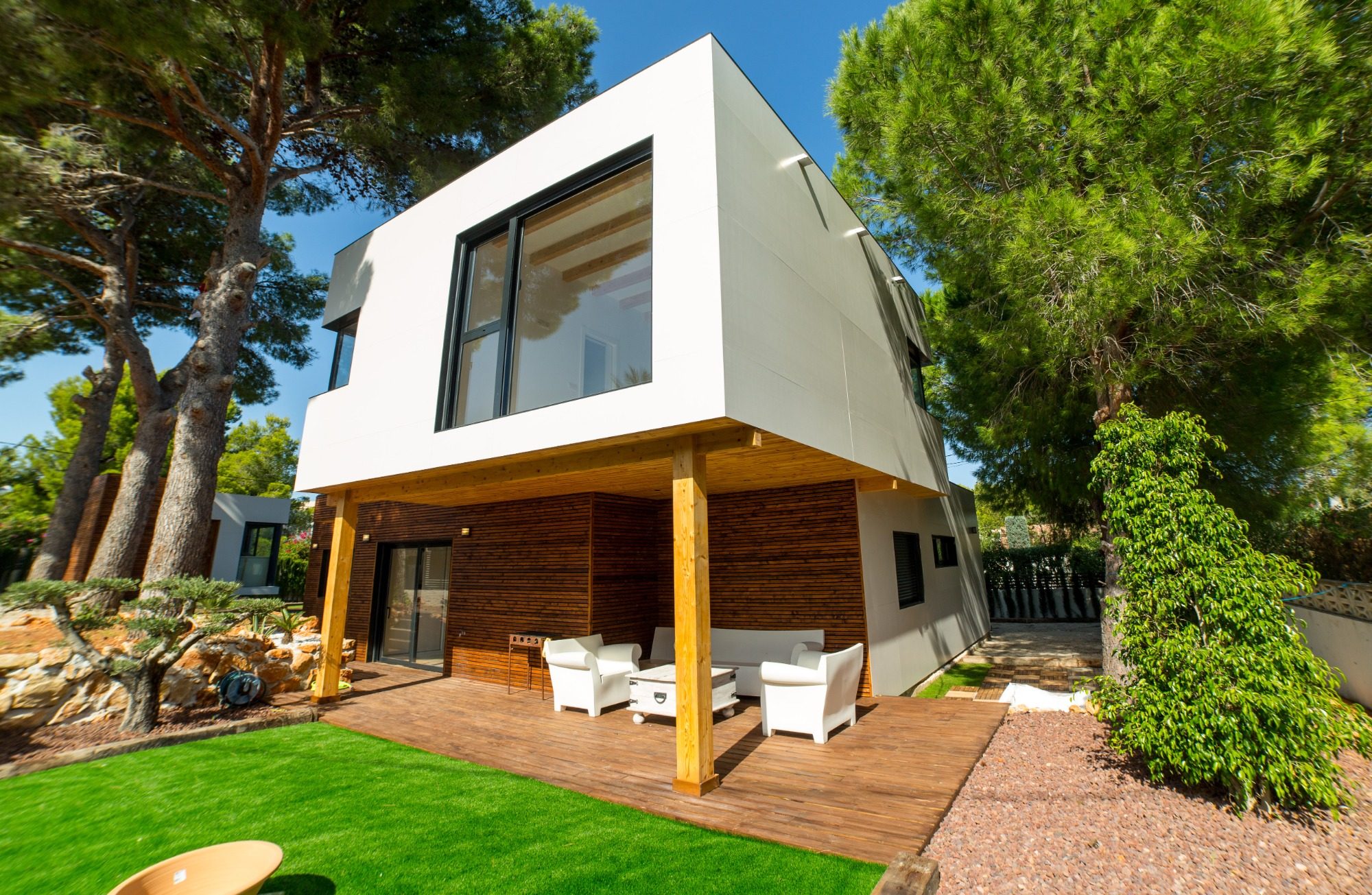Vivienda unifamiliar de 140 m² construida en dos plantas, con un diseño minimalista y elegante. Ubicada en la costa de Adeje, en la isla de 