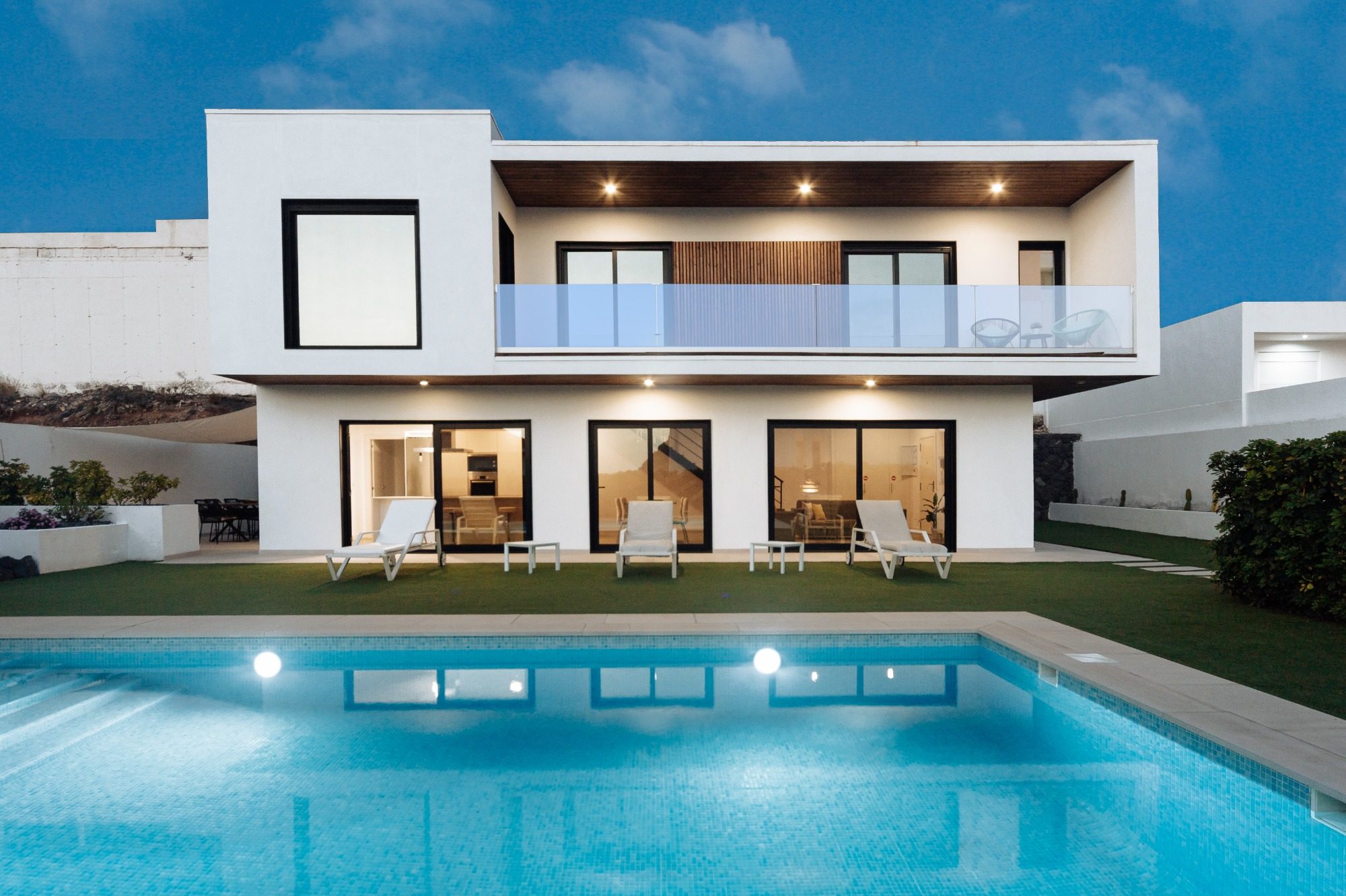 Vivienda unifamiliar de 140 m² construida en dos plantas, con un diseño minimalista y elegante. Ubicada en la costa de Adeje, en la isla de 