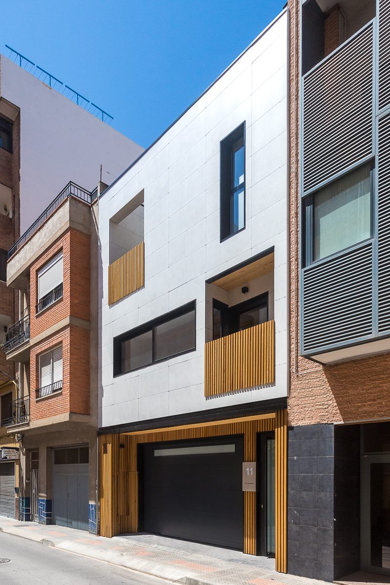 Vivienda unifamiliar de 140 m² construida en dos plantas, con un diseño minimalista y elegante. Ubicada en la costa de Adeje, en la isla de 