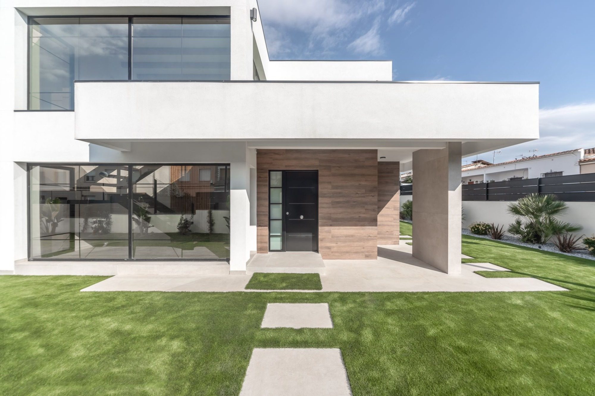 Vivienda unifamiliar de 140 m² construida en dos plantas, con un diseño minimalista y elegante. Ubicada en la costa de Adeje, en la isla de 