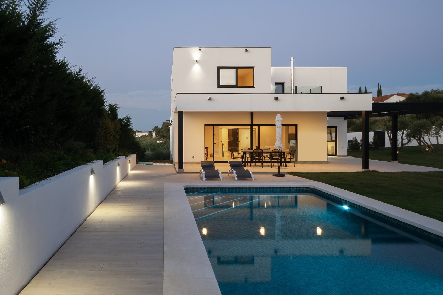 Vivienda unifamiliar de 140 m² construida en dos plantas, con un diseño minimalista y elegante. Ubicada en la costa de Adeje, en la isla de 